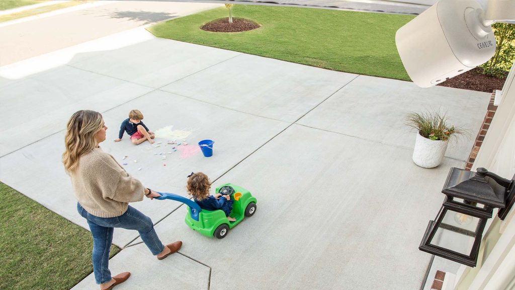 cpi-security-blog-choosing-smart-home-security Security camera footage of mom and children playing in the driveway